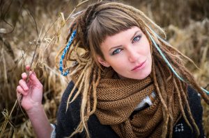 Peloco: Die wunderschönen Echthaar-Dreadlocks aus Kathi's Eigenhaar lassen sich wunderbar mit einem asymmetrisch geschnittenem Bob und ein paar dezenten farbigen Highlights mit synthetischen Dreads und Braids in blau komibinieren. (Copyright by: Che.Graphy)