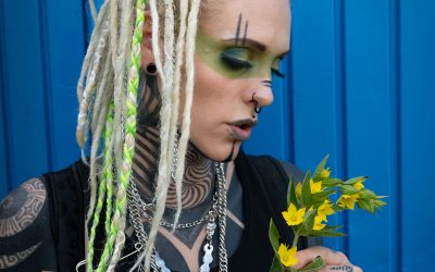 peloco-cyberpunks_Blondine-mit-Dreads-und-Tattoos