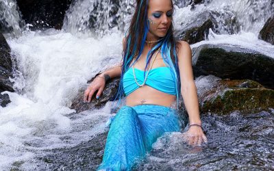 PW Foto's little Mermaid: Mit einem verführerischen Blick nach unten posierte unsere Nixe in Blau gekonnt mit ihrer Flosse im stürmischen Wasser des Flusses. (Copyright by: PW Foto)