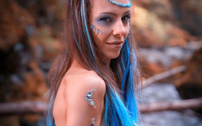 PW Foto's little Mermaid: Portraitaufnahme der blauhaarigen Nixe mit glitzernden Schuppen an den Augen und Schultern. (Copyright by: PW Foto)
