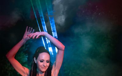 Franky's Peloco Laserlightparty: Dreadlockbeauty Christina tanzt vorm laserbeleuchteten Wolkenhimmel und lässt ihre Zöpfe fliegen. (Copyright by: FotoFrank)