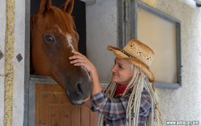 Fredy's Peloco Dreaded Jenny & Ranger Dan: Die besondere Kraft, die Pferde auf Menschen ausstrahlen, hat unser Rangergirl Jenny sofort berührt. (Copyright by: Manfred Voit)