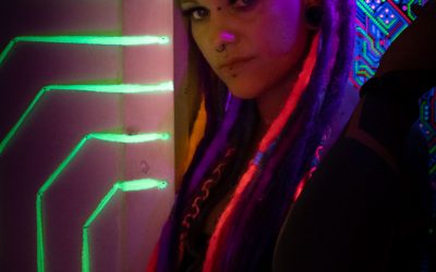 Franky's Peloco Flash: Cybergirl mit flashig leuchtenden Dreads aus hochwertigem Kunsthaar als zusätzlicher Pepp zu den Eigenhaardreads im Neonlicht. (Copyright by: FotoFrank)