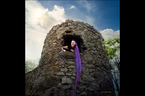 Peloco: 'Rapunzel, Rapunzel... Lass deine Dreads herunter'. Etwas moderner als damals bei den Gebrüdern Grimm haben wir unsere Nina im märchenhaften Shooting wunderschön lange Kunsthaar-Dreadlocks in Lila und Violett gezaubert. (Copyright by: Foto Frank)