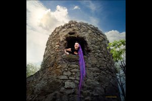 Peloco: 'Rapunzel, Rapunzel... Lass deine Dreads herunter'. Etwas moderner als damals bei den Gebrüdern Grimm haben wir unserer Nina im märchenhaften Shooting wunderschön lange Kunsthaar-Dreadlocks in Lila und Violett gezaubert. (Copyright by: Foto Frank)